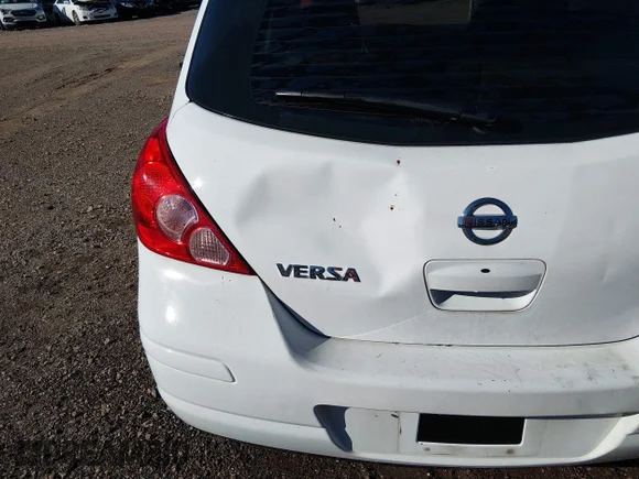 ✅ 2009 Nissan Versa S • VIN: 3N1BC13EX9L412975 • Lot: 44592387. Wystawiony na IAAI z przebiegiem 199 845 mil. Bezpłatny archiwum sprzedaży aukcyjnych z USA i szczegółowy raport historii pojazdu na DreamBid. Zdjęcie 6.