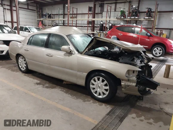✅ 2008 Lincoln Town Car Limited • VIN: 2LNHM82V18X633954 • Lot: 41671298. Wystawiony na IAAI z przebiegiem 118 554 mil. Bezpłatny archiwum sprzedaży aukcyjnych z USA i szczegółowy raport historii pojazdu na DreamBid. Zdjęcie 1.