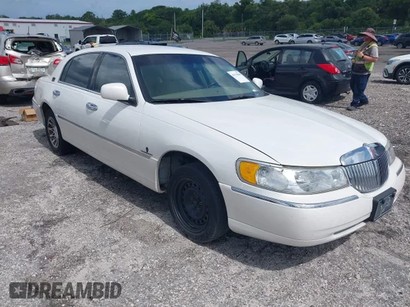 ✅ 2002 Lincoln Town Car Signature • VIN: 1LNHM82W72Y626314 • Lot: 45178848. Listed on IAAI with 118,853 mi. Free auction sales archive from the USA and detailed vehicle history report at DreamBid. Image 1.