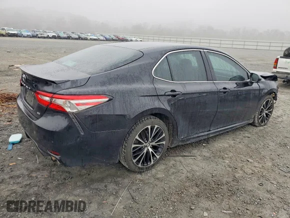 ✅ 2018 Toyota Camry SE • VIN: 4T1B11HK0JU077040 • Lot: 99267155. Wystawiony na Copart z przebiegiem 173 765 mil. Bezpłatny archiwum sprzedaży aukcyjnych z USA i szczegółowy raport historii pojazdu na DreamBid. Zdjęcie 3.