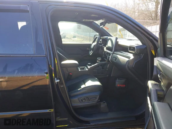 ✅ 2025 Toyota Tacoma SR5 • VIN: 3TYLB5JN2ST063829 • Lot: 44097334. Wystawiony na IAAI z przebiegiem 11 961 mil. Bezpłatny archiwum sprzedaży aukcyjnych z USA i szczegółowy raport historii pojazdu na DreamBid. Zdjęcie 5.