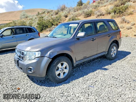 ✅ 2010 Ford Escape XLS • VIN: 1FMCU9C77AKB76477 • Lot: 61226346. Wystawiony na Copart z przebiegiem 212 219 mil. Bezpłatny archiwum sprzedaży aukcyjnych z USA i szczegółowy raport historii pojazdu na DreamBid. Zdjęcie 1.