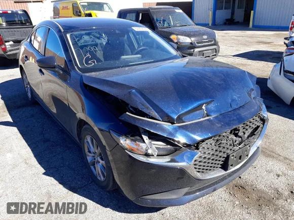 ✅ 2021 Mazda 3 S • VIN: JM1BPAAL1M1315022 • Лот: 64258992. Опубликован ранее на Copart с пробегом 26 115 миль. Бесплатный доступ к архиву аукционных продаж из США и подробный отчёт об истории автомобиля на DreamBid. Изображение 1.