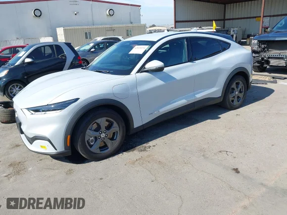 ✅ 2022 Ford Mustang Mach-E Select • VIN: 3FMTK1RM1NMA31471 • Lot: 42820194. Wystawiony na IAAI z przebiegiem 52 353 mil. Bezpłatny archiwum sprzedaży aukcyjnych z USA i szczegółowy raport historii pojazdu na DreamBid. Zdjęcie 2.