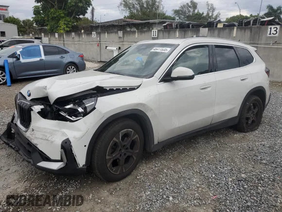✅ 2023 BMW X1 xDrive28i • VIN: WBX73EF09P5X98699 • Лот: 46411535. Опубліковано раніше на Copart з пробігом 16 535 миль. Безкоштовний доступ до архіву аукціонних продажів зі США та докладний звіт про історію автомобіля на DreamBid. Зображення 1.