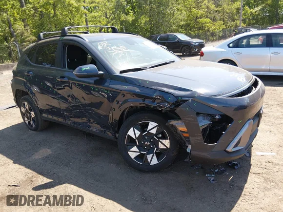 ✅ 2025 Hyundai Kona SEL • VIN: KM8HBCAB7SU327842 • Lot: 45086112. Wystawiony na IAAI z przebiegiem 5 270 mil. Bezpłatny archiwum sprzedaży aukcyjnych z USA i szczegółowy raport historii pojazdu na DreamBid. Zdjęcie 1.