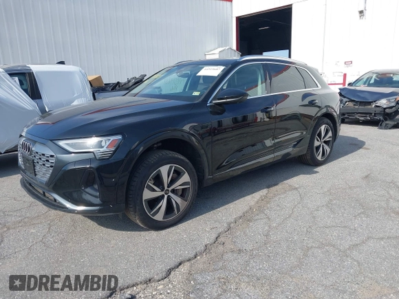 ✅ 2024 Audi Q8 e-tron Premium Plus • VIN: WA15AAGE6RB061388 • Lot: 44519687. Wystawiony na IAAI z przebiegiem 38 355 mil. Bezpłatny archiwum sprzedaży aukcyjnych z USA i szczegółowy raport historii pojazdu na DreamBid. Zdjęcie 2.
