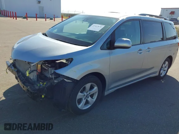 ✅ 2019 Toyota Sienna LE Auto Access Seat • VIN: 5TDKZ3DC8KS007279 • Lot: 43422876. Wystawiony na IAAI z przebiegiem 80 443 mil. Bezpłatny archiwum sprzedaży aukcyjnych z USA i szczegółowy raport historii pojazdu na DreamBid. Zdjęcie 2.