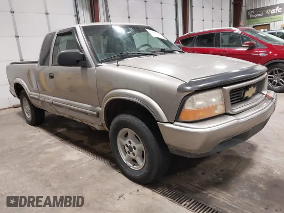 ✅ 2002 Chevrolet S-10 LS • VIN: 1GCDT19W128182527 • Lot: 43797203. Wystawiony na IAAI z przebiegiem 134 092 mil. Bezpłatny archiwum sprzedaży aukcyjnych z USA i szczegółowy raport historii pojazdu na DreamBid. Zdjęcie 1.