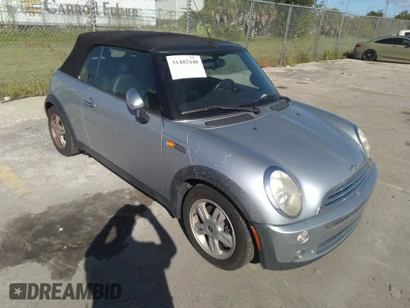 ✅ 2005 MINI Convertible • VIN: WMWRF33575TF63020 • Lot: 42952378. Wystawiony na IAAI z przebiegiem 121 604 mil. Bezpłatny archiwum sprzedaży aukcyjnych z USA i szczegółowy raport historii pojazdu na DreamBid. Zdjęcie 1.