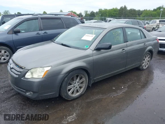 ✅ 2005 Toyota Avalon XLS • VIN: 4T1BK36B85U055837 • Lot: 45091155. Wystawiony na IAAI z przebiegiem 236 210 mil. Bezpłatny archiwum sprzedaży aukcyjnych z USA i szczegółowy raport historii pojazdu na DreamBid. Zdjęcie 2.