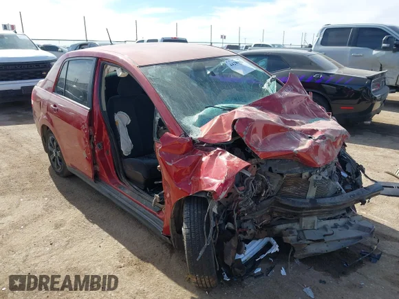 ✅ 2010 Nissan Versa S • VIN: 3N1BC1APXAL439439 • Лот: 44288021. Опубліковано раніше на IAAI з пробігом 152 254 миль. Безкоштовний доступ до архіву аукціонних продажів зі США та докладний звіт про історію автомобіля на DreamBid. Зображення 1.
