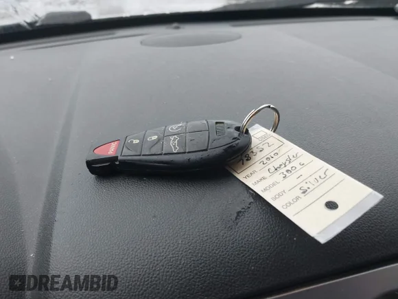 ✅ 2010 Chrysler 300 C Hemi • VIN: 2C3CA6CT5AH141439 • Лот: 40797974. Опубліковано раніше на IAAI з пробігом 213 843 миль. Безкоштовний доступ до архіву аукціонних продажів зі США та докладний звіт про історію автомобіля на DreamBid. Зображення 11.