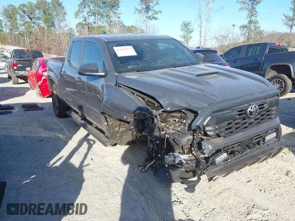 ✅ 2025 Toyota Tacoma SR5 • VIN: 3TMKB5FN8SM049322 • Лот: 43820369. Опубліковано раніше на IAAI з пробігом 403 миль. Безкоштовний доступ до архіву аукціонних продажів зі США та докладний звіт про історію автомобіля на DreamBid. Зображення 1.