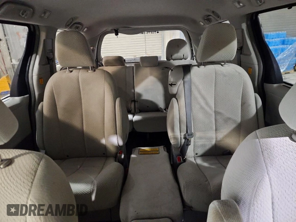 ✅ 2012 Toyota Sienna LE • VIN: 5TDKK3DC4CS208280 • Lot: 74695345. Wystawiony na Copart z przebiegiem Nie podano. Bezpłatny archiwum sprzedaży aukcyjnych z USA i szczegółowy raport historii pojazdu na DreamBid. Zdjęcie 10.