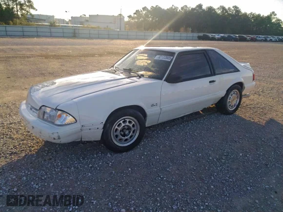 ✅ 1990 Ford Mustang LX • VIN: 1FACP41EXLF122253 • Lot: 92133905. Wystawiony na Copart z przebiegiem 76 173 mil. Bezpłatny archiwum sprzedaży aukcyjnych z USA i szczegółowy raport historii pojazdu na DreamBid. Zdjęcie 1.