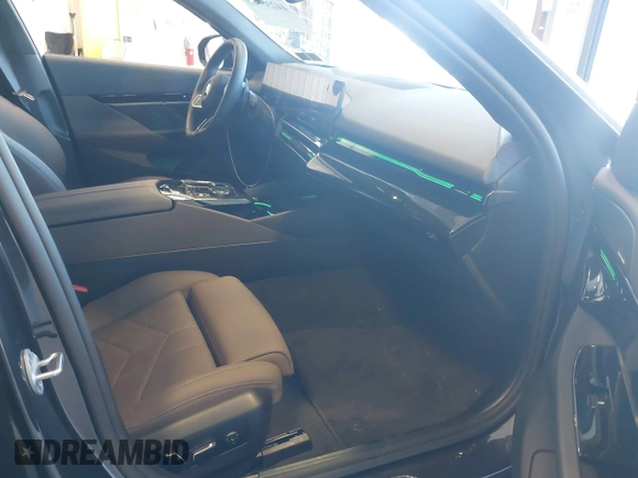 ✅ 2026 BMW 5 Series 530i xDrive • VIN: WBA53FJ05TCW40901 • Lot: 44235720. Wystawiony na IAAI z przebiegiem 4 665 mil. Bezpłatny archiwum sprzedaży aukcyjnych z USA i szczegółowy raport historii pojazdu na DreamBid. Zdjęcie 5.