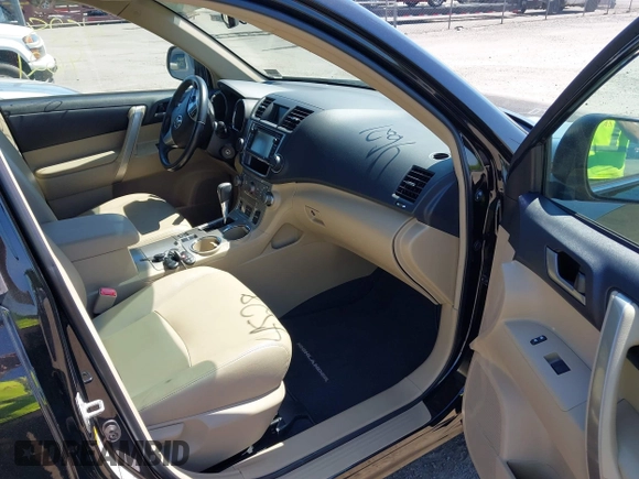 ✅ 2013 Toyota Highlander SE • VIN: 5TDBK3EH2DS250491 • Лот: 45289621. Опубліковано раніше на IAAI з пробігом 112 981 миль. Безкоштовний доступ до архіву аукціонних продажів зі США та докладний звіт про історію автомобіля на DreamBid. Зображення 5.