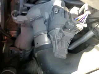 ✅ 2020 Mercedes-Benz C 300 • VIN: WDDWF8EB5LR528835 • Lot: 89690305. Wystawiony na Copart z przebiegiem 37 803 mil. Bezpłatny archiwum sprzedaży aukcyjnych z USA i szczegółowy raport historii pojazdu na DreamBid. Zdjęcie 13.