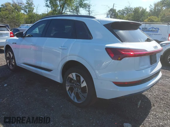 ✅ 2022 Audi e-tron Premium • VIN: WA1AAAGE0NB042425 • Лот: 43181492. Опубліковано раніше на IAAI з пробігом 27 953 миль. Безкоштовний доступ до архіву аукціонних продажів зі США та докладний звіт про історію автомобіля на DreamBid. Зображення 3.