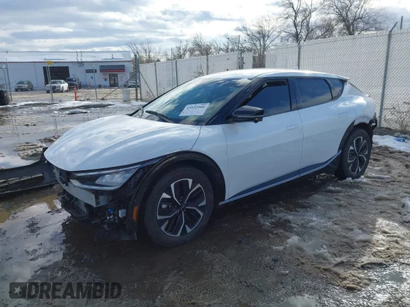 ✅ 2022 Kia EV6 GT-Line • VIN: KNDC3DLC0N5085451 • Lot: 43932566. Wystawiony na IAAI z przebiegiem 11 542 mil. Bezpłatny archiwum sprzedaży aukcyjnych z USA i szczegółowy raport historii pojazdu na DreamBid. Zdjęcie 2.
