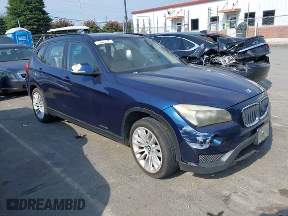 ✅ 2013 BMW X1 28i • VIN: WBAVM1C56DVW43305 • Lot: 42977033. Wystawiony na IAAI z przebiegiem 147 614 mil. Bezpłatny archiwum sprzedaży aukcyjnych z USA i szczegółowy raport historii pojazdu na DreamBid. Zdjęcie 1.