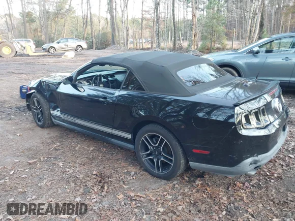✅ 2012 Ford Mustang V6 • VIN: 1ZVBP8EM8C5229626 • Lot: 43805487. Wystawiony na IAAI z przebiegiem 157 537 mil. Bezpłatny archiwum sprzedaży aukcyjnych z USA i szczegółowy raport historii pojazdu na DreamBid. Zdjęcie 3.