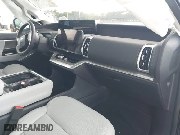 ✅ 2025 Ford Expedition Platinum • VIN: 1FMJU1M85SEA48271 • Lot: 43549747. Wystawiony na IAAI z przebiegiem 7 899 mil. Bezpłatny archiwum sprzedaży aukcyjnych z USA i szczegółowy raport historii pojazdu na DreamBid. Zdjęcie 5.