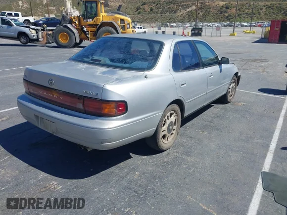 ✅ 1992 Toyota Camry • VIN: 4T1VK13E8NU018657 • Lot: 45129102. Wystawiony na IAAI z przebiegiem 123 697 mil. Bezpłatny archiwum sprzedaży aukcyjnych z USA i szczegółowy raport historii pojazdu na DreamBid. Zdjęcie 4.