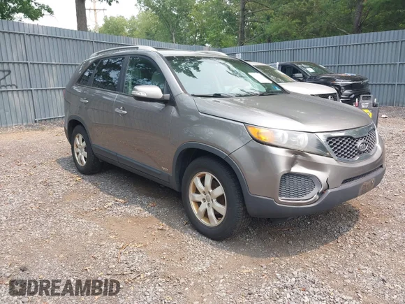 ✅ 2012 Kia Sorento LX • VIN: 5XYKTDA28CG277520 • Lot: 45625458. Wystawiony na IAAI z przebiegiem 171 217 mil. Bezpłatny archiwum sprzedaży aukcyjnych z USA i szczegółowy raport historii pojazdu na DreamBid. Zdjęcie 1.