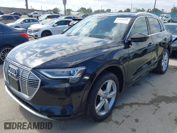 ✅ 2019 Audi e-tron Premium Plus • VIN: WA1LAAGE4KB015331 • Лот: 44968968. Опубліковано раніше на IAAI з пробігом 45 527 миль. Безкоштовний доступ до архіву аукціонних продажів зі США та докладний звіт про історію автомобіля на DreamBid. Зображення 2.