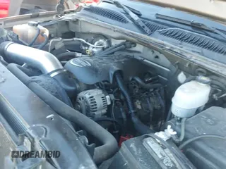 ✅ 2003 Chevrolet Silverado 2500HD LS • VIN: 1GCHK29UX3E134651 • Lot: 43636474. Wystawiony na IAAI z przebiegiem 209 510 mil. Bezpłatny archiwum sprzedaży aukcyjnych z USA i szczegółowy raport historii pojazdu na DreamBid. Zdjęcie 19.