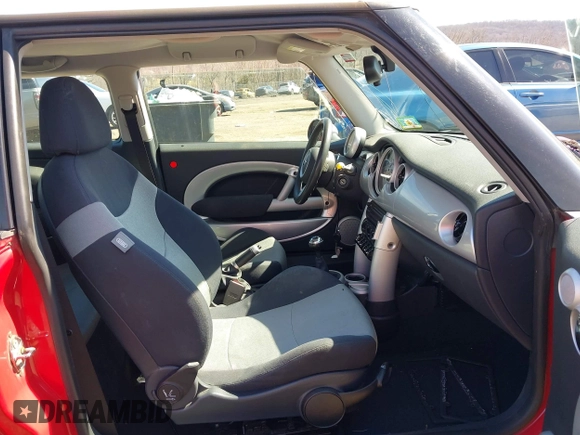 ✅ 2005 MINI Hardtop • VIN: WMWRC33545TK61707 • Lot: 44645923. Wystawiony na IAAI z przebiegiem 56 135 mil. Bezpłatny archiwum sprzedaży aukcyjnych z USA i szczegółowy raport historii pojazdu na DreamBid. Zdjęcie 5.