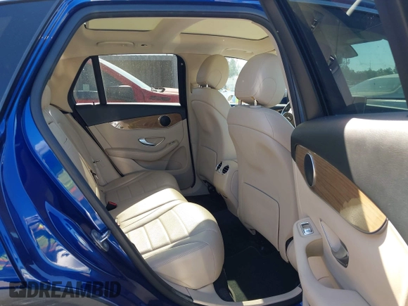 ✅ 2019 Mercedes-Benz GLC 300 • VIN: WDC0G4JB0KF552448 • Lot: 45016101. Wystawiony na IAAI z przebiegiem 74 076 mil. Bezpłatny archiwum sprzedaży aukcyjnych z USA i szczegółowy raport historii pojazdu na DreamBid. Zdjęcie 8.
