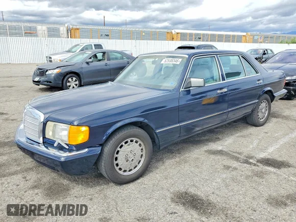 ✅ 1990 MERCEDES-BENZ 560-CLASS 560 • VIN: WDBCA39E5LA551211 • Lot: 52538346. Wystawiony na Copart z przebiegiem 137 986 mil. Bezpłatny archiwum sprzedaży aukcyjnych z USA i szczegółowy raport historii pojazdu na DreamBid. Zdjęcie 1.