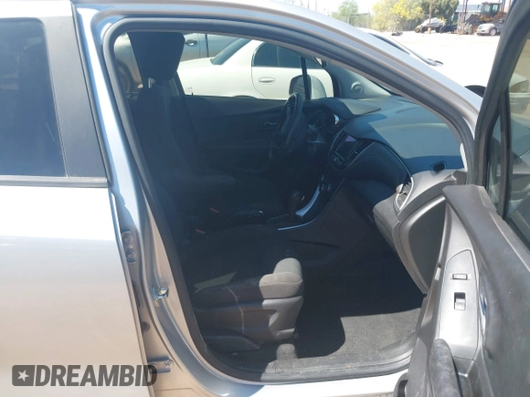 ✅ 2018 Chevrolet Trax LS • VIN: KL7CJKSB2JB724165 • Lot: 44636818. Wystawiony na IAAI z przebiegiem 159 973 mil. Bezpłatny archiwum sprzedaży aukcyjnych z USA i szczegółowy raport historii pojazdu na DreamBid. Zdjęcie 5.