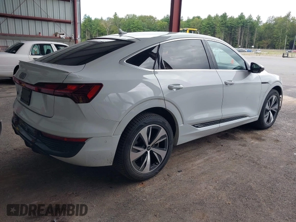 ✅ 2024 Audi Q8 e-tron Sportback S line Premium Plus • VIN: WA1CAAGE2RB024796 • Lot: 43064717. Wystawiony na IAAI z przebiegiem 27 365 mil. Bezpłatny archiwum sprzedaży aukcyjnych z USA i szczegółowy raport historii pojazdu na DreamBid. Zdjęcie 4.