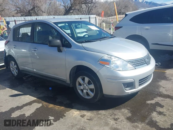 ✅ 2007 Nissan Versa S • VIN: 3N1BC13E47L384345 • Лот: 44636119. Опубліковано раніше на IAAI з пробігом 225 118 миль. Безкоштовний доступ до архіву аукціонних продажів зі США та докладний звіт про історію автомобіля на DreamBid. Зображення 1.