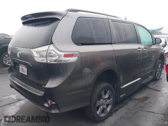 ✅ 2013 Toyota Sienna SE • VIN: 5TDXK3DC1DS333051 • Lot: 43973702. Wystawiony na IAAI z przebiegiem 100 359 mil. Bezpłatny archiwum sprzedaży aukcyjnych z USA i szczegółowy raport historii pojazdu na DreamBid. Zdjęcie 4.