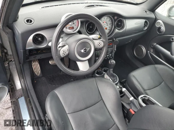 ✅ 2006 MINI Hardtop S • VIN: WMWRE33516TJ40225 • Лот: 43638825. Опубликован ранее на Copart с пробегом 104 032 миль. Бесплатный доступ к архиву аукционных продаж из США и подробный отчёт об истории автомобиля на DreamBid. Изображение 8.