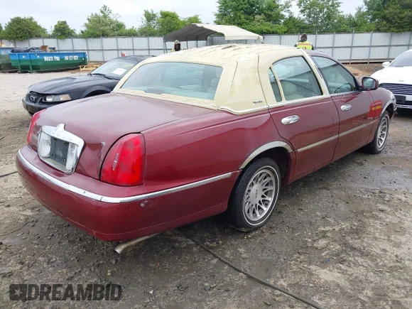 ✅ 1998 Lincoln Town Car Signature • VIN: 1LNFM82W8WY608370 • Лот: 44951303. Опубліковано раніше на IAAI з пробігом 212 942 миль. Безкоштовний доступ до архіву аукціонних продажів зі США та докладний звіт про історію автомобіля на DreamBid. Зображення 4.