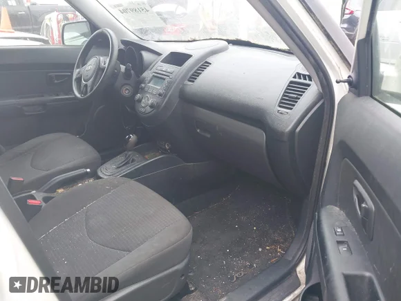 ✅ 2013 Kia Soul • VIN: KNDJT2A56D7553525 • Lot: 45189704. Wystawiony na IAAI z przebiegiem 165 769 mil. Bezpłatny archiwum sprzedaży aukcyjnych z USA i szczegółowy raport historii pojazdu na DreamBid. Zdjęcie 5.