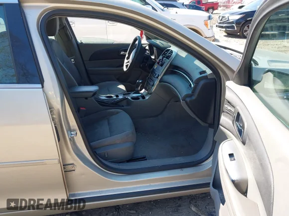 ✅ 2015 Chevrolet Malibu LS • VIN: 1G11B5SLXFF314482 • Lot: 44345246. Wystawiony na IAAI z przebiegiem 126 671 mil. Bezpłatny archiwum sprzedaży aukcyjnych z USA i szczegółowy raport historii pojazdu na DreamBid. Zdjęcie 5.