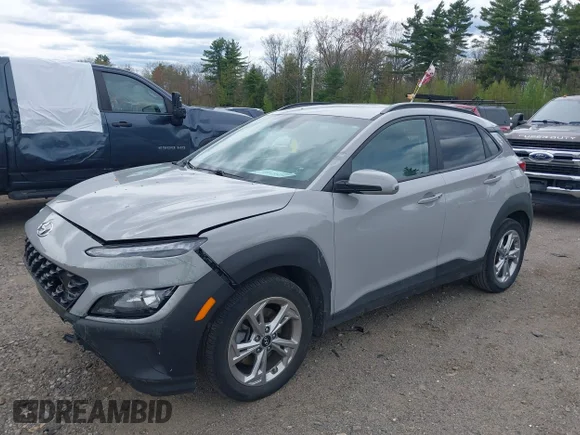 ✅ 2023 Hyundai Kona SEL • VIN: KM8K6CAB2PU980242 • Lot: 45029928. Wystawiony na IAAI z przebiegiem 27 872 mil. Bezpłatny archiwum sprzedaży aukcyjnych z USA i szczegółowy raport historii pojazdu na DreamBid. Zdjęcie 2.