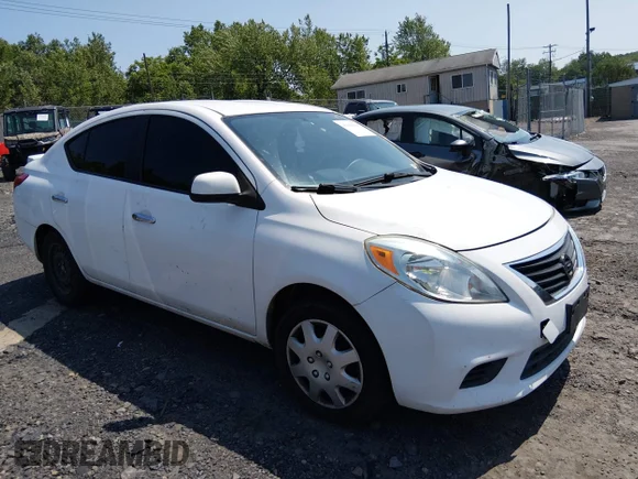 ✅ 2013 Nissan Versa SV • VIN: 3N1CN7AP1DL831098 • Лот: 45602870. Опубліковано раніше на IAAI з пробігом 86 549 миль. Безкоштовний доступ до архіву аукціонних продажів зі США та докладний звіт про історію автомобіля на DreamBid. Зображення 1.