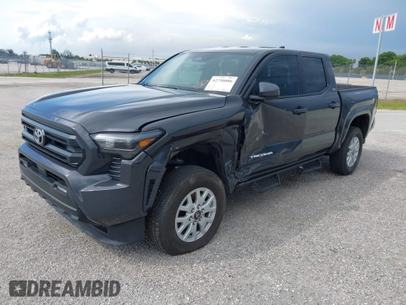 ✅ 2024 Toyota Tacoma SR5 • VIN: 3TMKB5FN8RM021790 • Lot: 42390886. Wystawiony na IAAI z przebiegiem 6 771 mil. Bezpłatny archiwum sprzedaży aukcyjnych z USA i szczegółowy raport historii pojazdu na DreamBid. Zdjęcie 2.