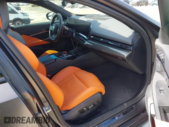 ✅ 2025 BMW M5 • VIN: WBS83FK08SCU45123 • Лот: 44519558. Опубліковано раніше на IAAI з пробігом 21 992 миль. Безкоштовний доступ до архіву аукціонних продажів зі США та докладний звіт про історію автомобіля на DreamBid. Зображення 5.