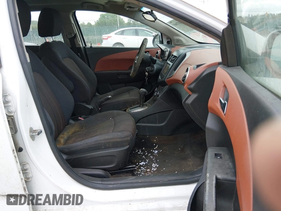 ✅ 2013 Chevrolet Sonic LT • VIN: 1G1JC6SB2D4171238 • Lot: 44971665. Wystawiony na IAAI z przebiegiem 148 698 mil. Bezpłatny archiwum sprzedaży aukcyjnych z USA i szczegółowy raport historii pojazdu na DreamBid. Zdjęcie 5.