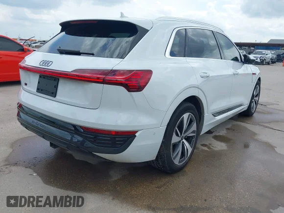 ✅ 2024 Audi Q8 e-tron Premium Plus • VIN: WA15AAGE0RB026474 • Lot: 42116042. Wystawiony na IAAI z przebiegiem 11 306 mil. Bezpłatny archiwum sprzedaży aukcyjnych z USA i szczegółowy raport historii pojazdu na DreamBid. Zdjęcie 4.