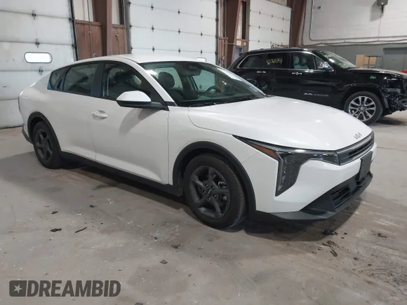 ✅ 2025 Kia K4 LXS • VIN: 3KPFT4DE2SE089577 • Lot: 45366251. Wystawiony na IAAI z przebiegiem 10 020 mil. Bezpłatny archiwum sprzedaży aukcyjnych z USA i szczegółowy raport historii pojazdu na DreamBid. Zdjęcie 1.